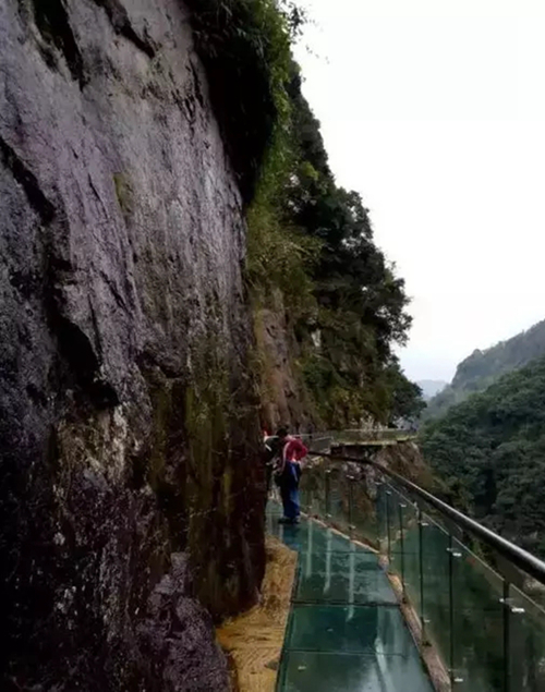 26,贵州娄山关小西湖度假区  玻璃栈道建于2016年,落差100米,长240米